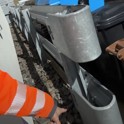 LUMAX-Rail-Schutzplanke auf unserem Betriebsgelände als Rammschutz